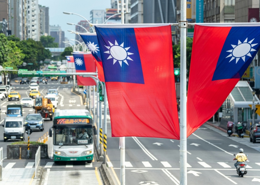 Best things to do in Taiwan - Traffic road view of buses and cars