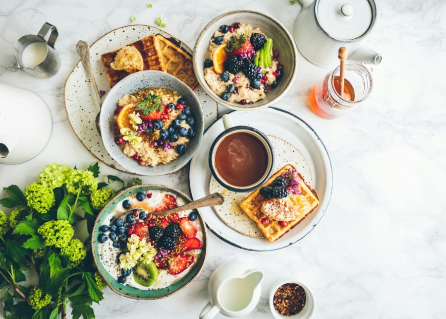 HoneyGlow Retreat in the CIty - A healthy spread of breakfast oatmeal bowls and waffles with fruits