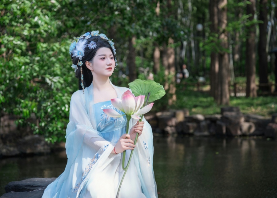 Where to get Hanfu photoshoots in Singapore - Woman dressed in Hanfu and posing in an outdoor shoot