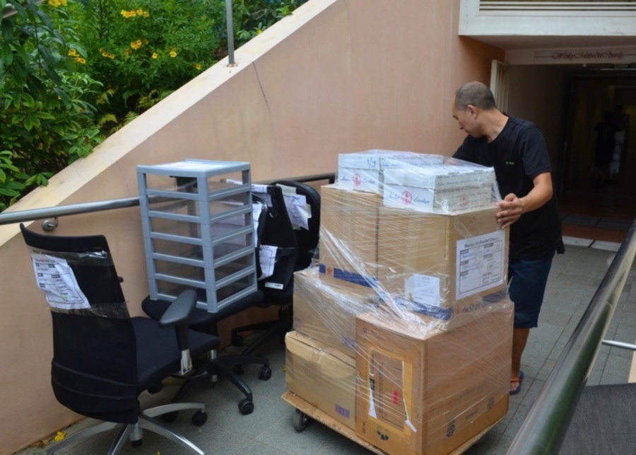 Best professional office movers in Singapore - Yi Yun Movers staff transporting furniture