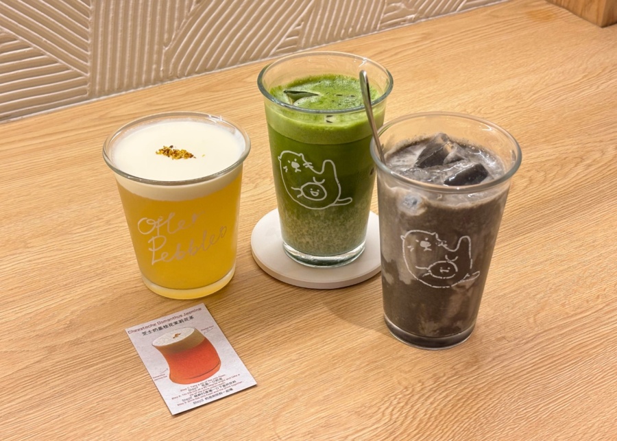 Otter and Pebbles Singapore review - OJ Cheesetache, matcha latte, black sesame latte