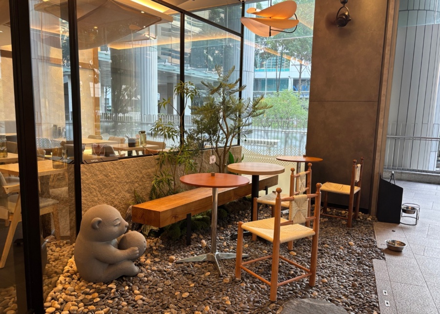 Otter and Pebbles Singapore review - Pet-friendly outdoor seating area