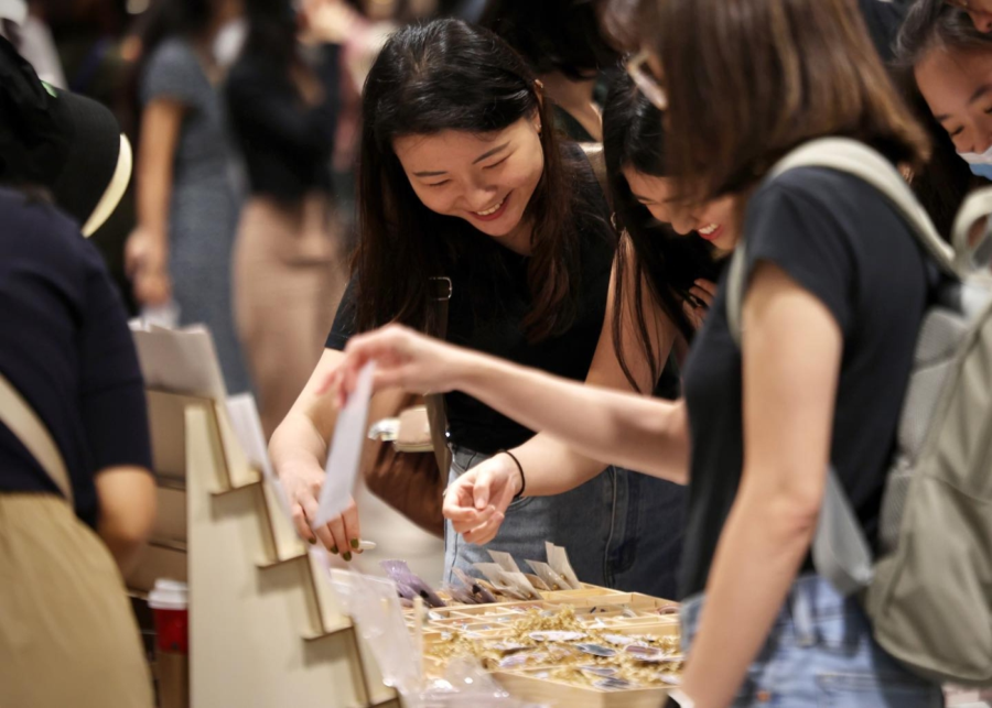 public garden - art market in singapore