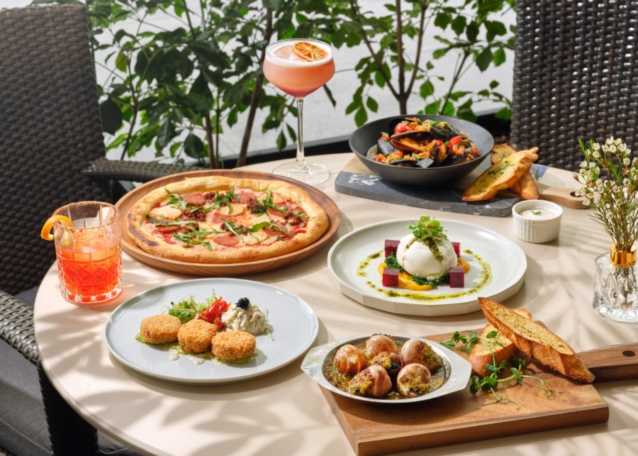 Crossroads Cafe at Singapore Marriott Tang Plaza Hotel bar bites | Best cafes in Singapore