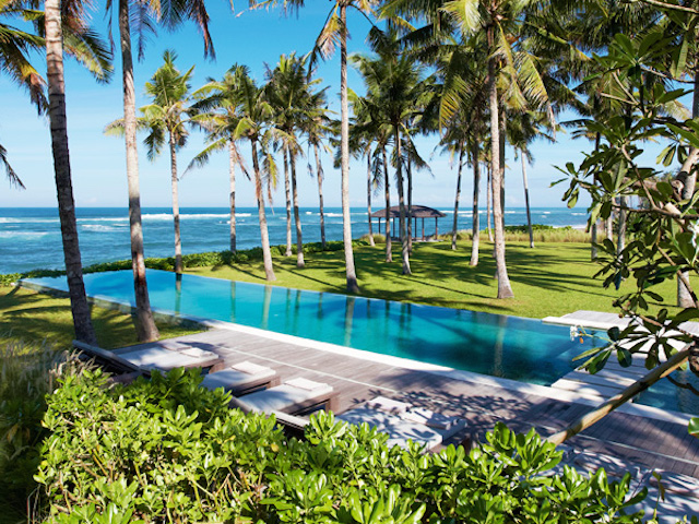 The amazing beach-facing pool at Konaditya House, Bali