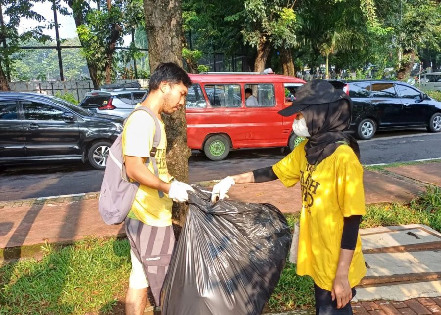 Trash Hero cleanup day - volunteer in Jakarta