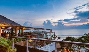 Rooftop Bars in Bali: The Rooftop Sunset Bar at Double-Six is taking you back to the wonder years with cool retro tunes and old-school vibes from sunset ‘til late