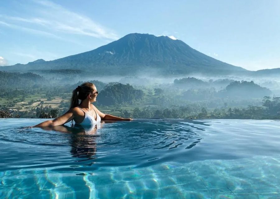 Infinity pool with a view of Mount Agung at Patal Kikian Villas in Sidemen, East Bali