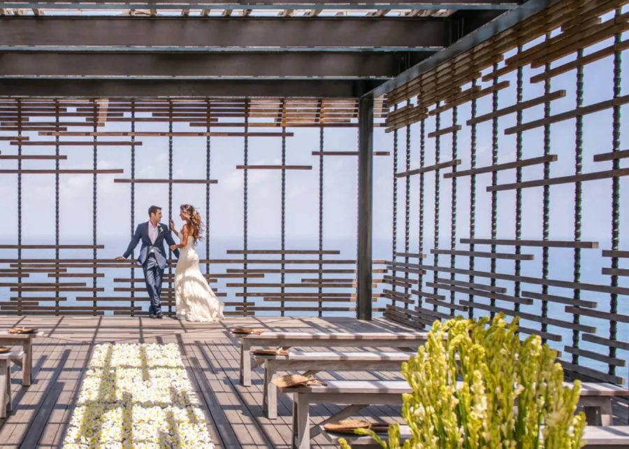 best wedding venues in bali - Alila Villas Uluwatu's iconic cliff-edge cabana