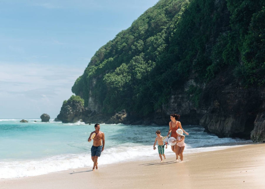 Family playing by the sea at Sundays Beach Club in Uluwatu Bali, Ungasan