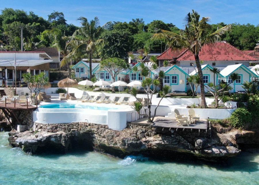 Le Pirate Beach accommodation in Nusa Ceningan Bali