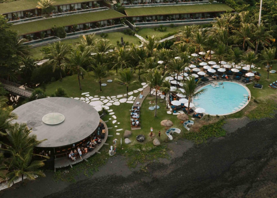 Hotel Komune Beach Club terbaik di Bali timur - Pantai Keramas
