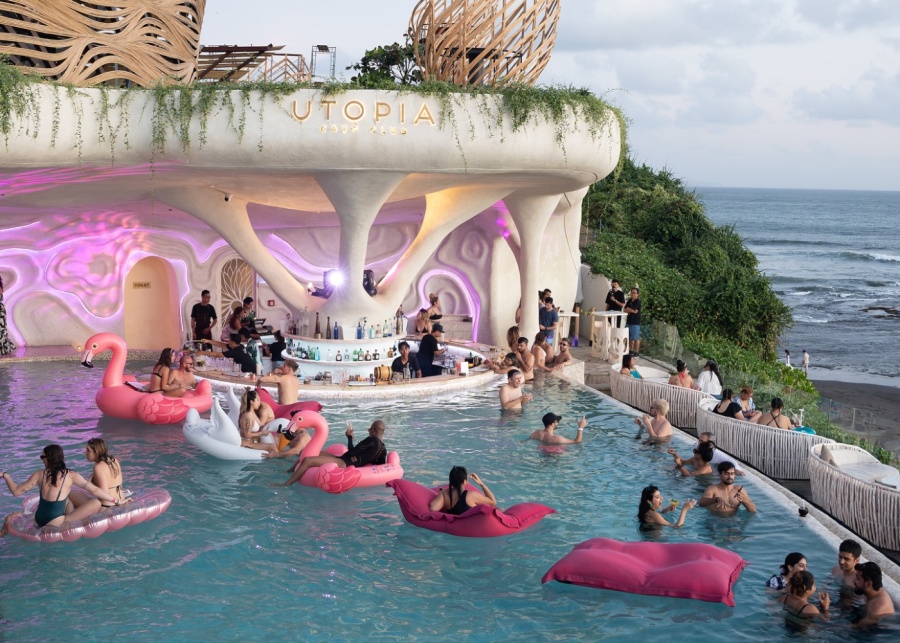 LUNA Beach Club terbaik di Bali Barat - tabanan