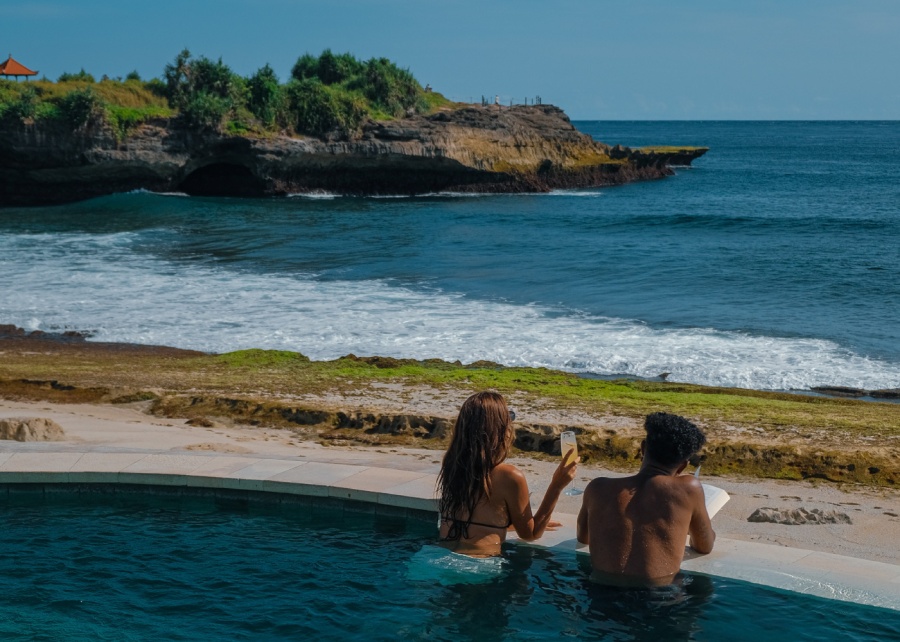 Sandy Bay Beach Club terbaik di Bali, pulau Nusa Lembongan