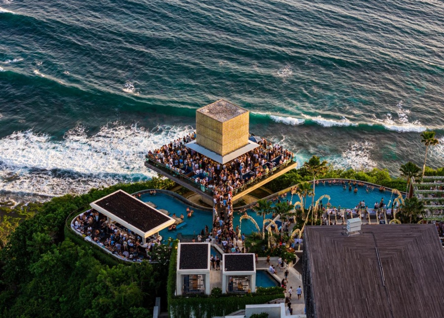 Savaya (dulu Omnia) beach club di Uluwatu Bali