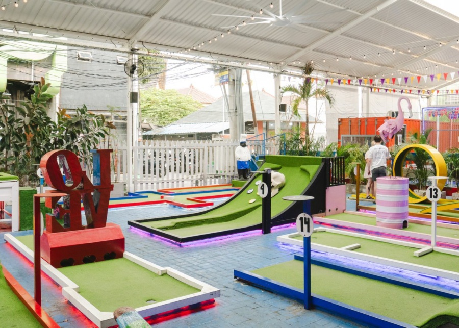 Mini golf course at Shooters restaurant in Petitenget, Seminyak - for families and kids in Bali Indonesia