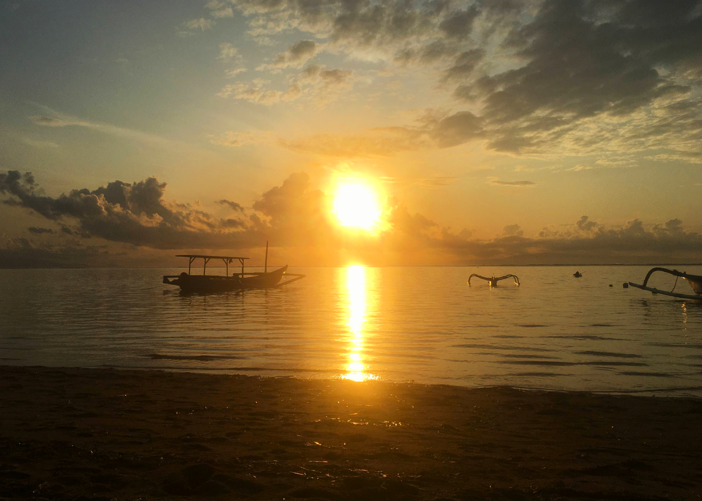 Sunrise di Pantai Sanur Beach yang paling indah di Bali, Indonesia