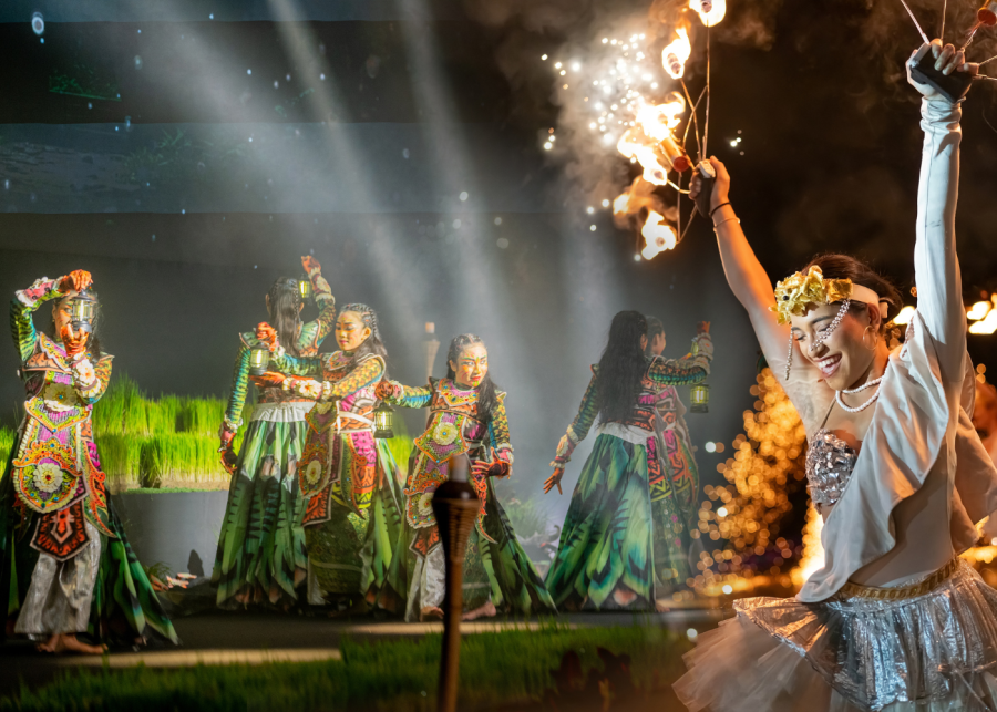 Balinese dancers and fire performer during Le Jardin de Jimbaran celebration at InterContinental Bali Resort