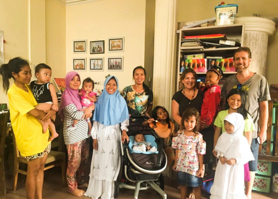 Group photo of Siti, Bali Mother and Baby House staff, and the mothers and children she supports through her donations.