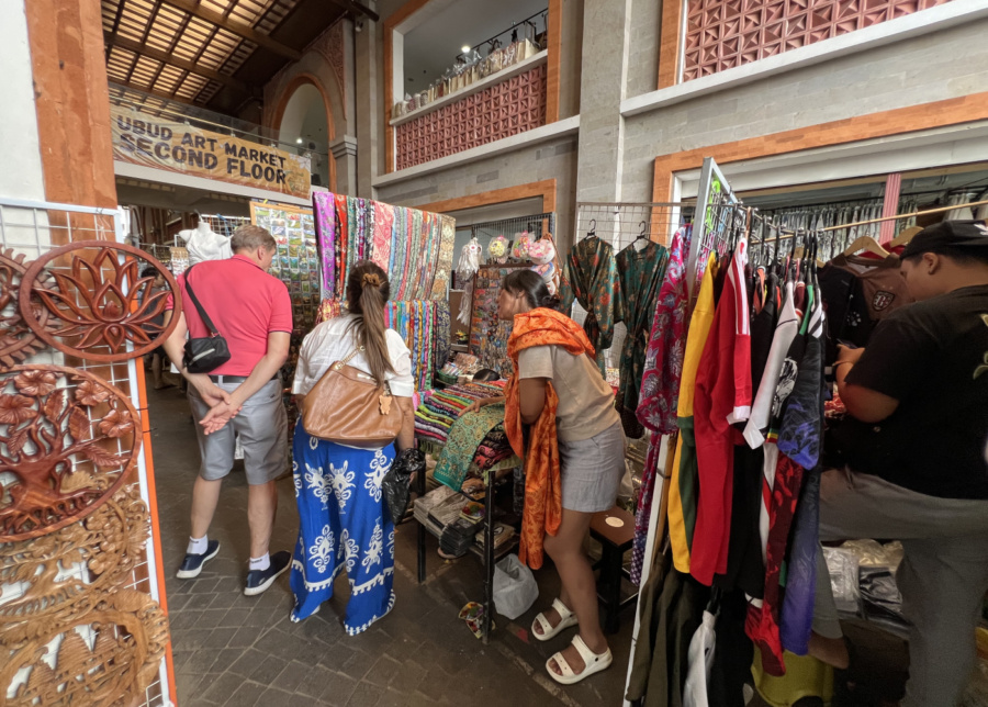 Souvenir shopping in Bali at Ubud Art Market