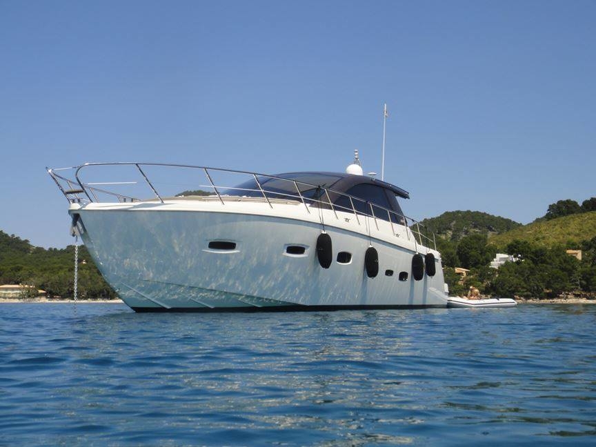 rent junk boats in Hong Kong Saffron Cruises