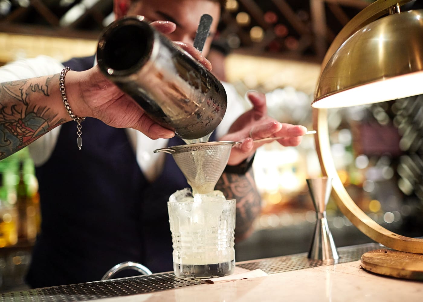 Best happy hours in Hong Kong 20+ drinking deals!