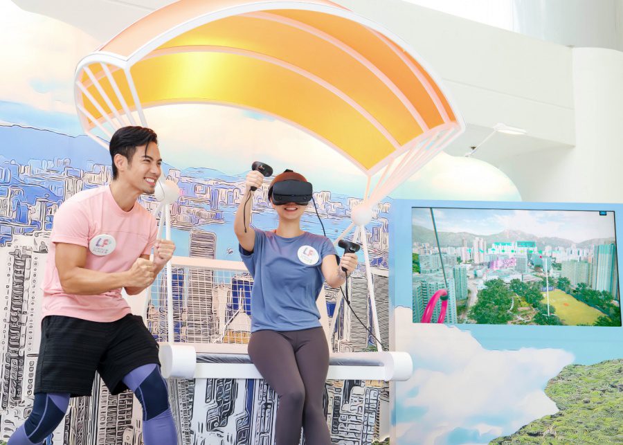 person cheering child on vr experience hong kong lok fu place event