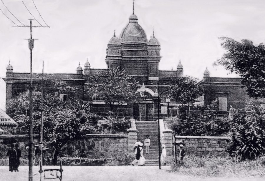 an old photo of kowloon mosque