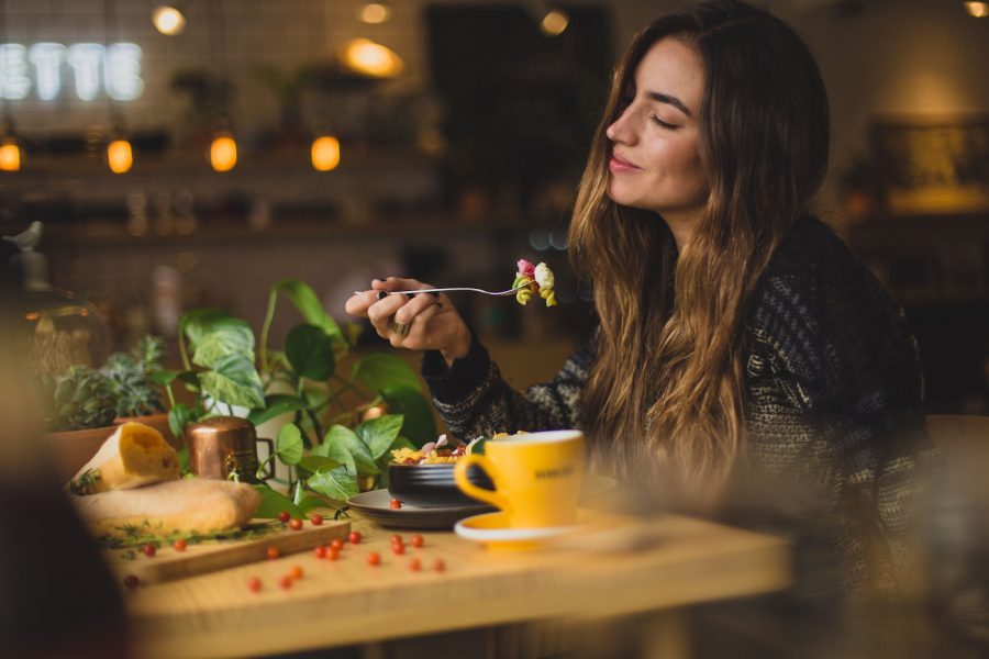 a lady eating a meal with no distraction - how nutrition affects mental health mindful eating