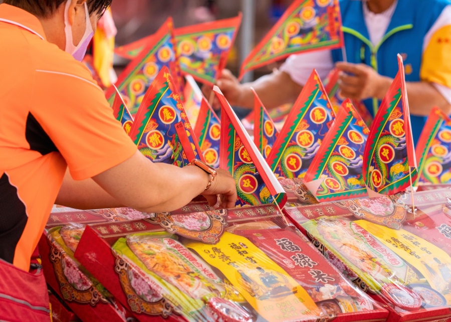 hungry ghost festival offerings ritual burning