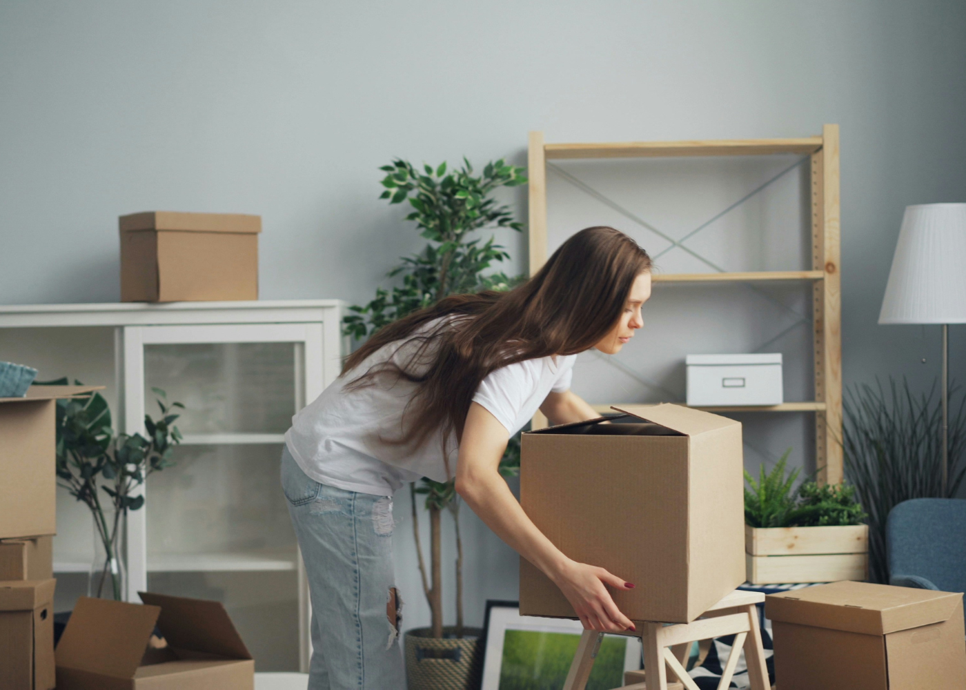 Best moving companies in Hong Kong - A woman moving boxes in her new house