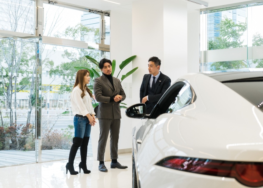 couple at car dealership