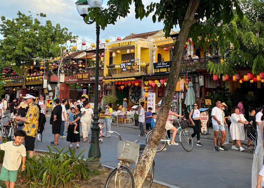 hoi an ancient town crowds