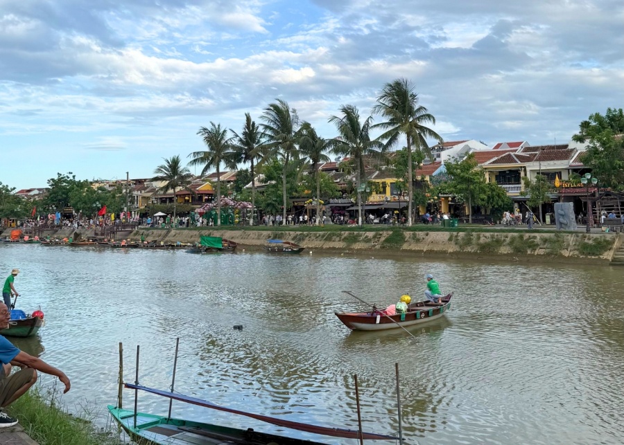 hoi an river boatman