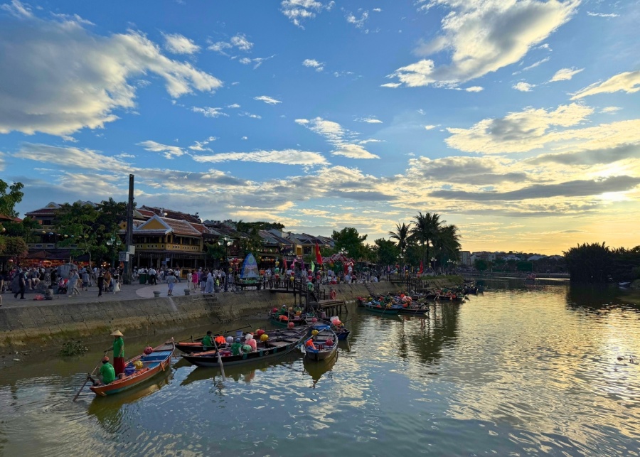 hoi an ancient town river