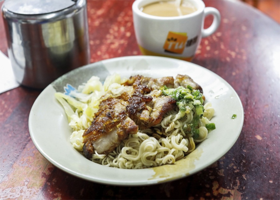 Scallion oil chicken fillet instant ramen at Lan Fong Yuen (Photo credit: Daniel Food Diary) 
